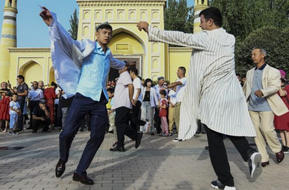 Orang-orang menari diiringi musik dalam perayaan Hari Raya Idul Adha, yang dikenal di China sebagai Festival Corban, di Kashgar, Daerah Otonom Uighur Xinjiang, China barat laut, pada 11 Agustus 2019. (Xinhua/Wang Fei)