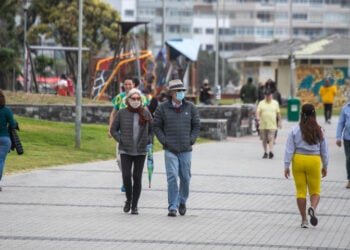 Para pejalan kaki yang mengenakan masker berjalan di kawasan tepi laut di Cape Town, Afrika Selatan, pada 5 Desember 2021. (Xinhua/Lyu Tianran)
