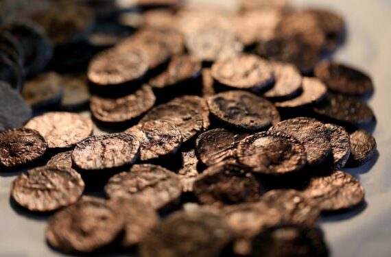 Foto yang diabadikan pada 22 Desember 2021 ini menunjukkan koin-koin yang ditemukan dari reruntuhan kapal kuno di Laut Mediterania, dipajang di laboratorium Otoritas Kepurbakalaan Israel di Yerusalem. (Xinhua/Gil Cohen Magen)