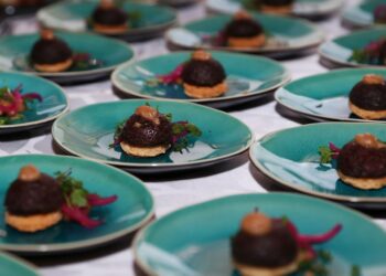 Hidangan camilan disajikan oleh sebuah restoran Prancis dari Lyon dalam acara pengumuman peringkat restoran dunia LA LISTE 2022 yang digelar di Kementerian Luar Negeri Prancis di Paris, Prancis, pada 29 November 2021. (Xinhua/Gao Jing)