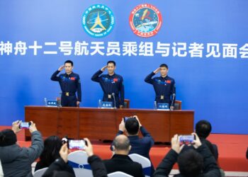 Tim astronaut China yang terdiri dari Tang Hongbo (kiri), Nie Haisheng (tengah), dan Liu Boming menghadiri konferensi pers yang diadakan oleh Pusat Penelitian dan Pelatihan Astronaut China di Beijing, ibu kota China, pada 7 Desember 2021. Ketiga astronaut dari misi luar angkasa Shenzhou-12 itu pada Selasa (7/12) berjumpa dengan publik dan pers untuk kali pertama setelah kembali ke Bumi. (Xinhua/Jin Liwang)