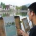 Para pengunjung membuat lukisan di desa wisata Xidi yang terletak di wilayah Yixian, Provinsi Anhui, China timur, pada 24 April 2019. (Xinhua/Ren Pengfei)