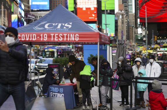 Orang-orang mengantre untuk menjalani tes COVID-19 di Times Square di New York, Amerika Serikat, pada 23 November 2021. (Xinhua/Wang Ying)