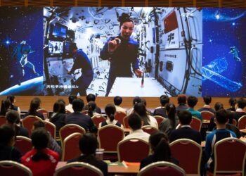 Foto yang diabadikan di Makau, China selatan, pada 9 Desember 2021 ini menunjukkan awak Shenzhou-13 Wang Yaping memberikan kuliah khusus dari stasiun luar angkasa China via panggilan video. (Xinhua/Cheong Kam Ka)