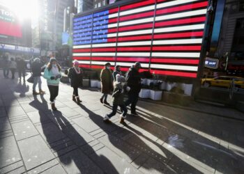 Orang-orang berjalan di Times Square di New York, Amerika Serikat, pada 23 November 2021. (Xinhua/Wang Ying)