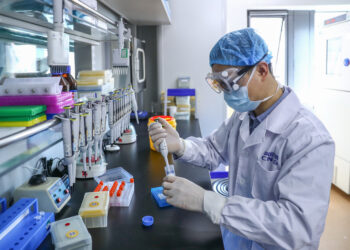 Seorang staf menguji sampel vaksin nonaktif COVID-19 di sebuah pabrik produksi vaksin milik China National Pharmaceutical Group (Sinopharm) di Beijing, ibu kota China, pada 11 April 2020. (Xinhua/Zhang Yuwei)