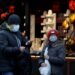 Foto yang diabadikan pada 23 Desember 2021 ini menunjukkan orang-orang yang memakai masker saat berbelanja di sebuah pasar Natal di Trafalgar Square di London, Inggris. (Xinhua/Li Ying)