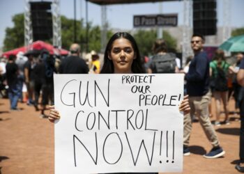 Foto dokumentasi ini menunjukkan mahasiswi Jennifer Estrada ambil bagian dalam unjuk rasa pengendalian senjata dan antirasisme di El Paso, Texas, Amerika Serikat, pada 7 Agustus 2019. (Xinhua/Wang Ying)