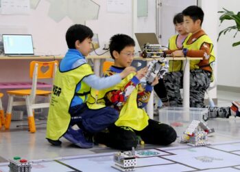 Chen Zhiyuan dan rekan satu timnya menguji robot mereka pada Kontes Robot Pendidikan Dunia 2021 di Shanghai pada 18 Desember 2021. (Xinhua/Fang Zhe)