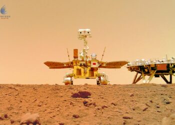 Foto yang dirilis pada 11 Juni 2021 oleh Administrasi Luar Angkasa Nasional China (China National Space Administration/CNSA) ini menunjukkan swafoto wahana penjelajah Mars pertama China, Zhurong, dengan platform pendaratannya. (Xinhua/CNSA)