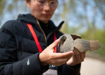 Seorang arkeolog menunjukkan sebuah peninggalan yang ditemukan di situs relik Liulihe di sebelah barat daya Beijing, pada 8 April 2021. (Xinhua/Chen Zhonghao)