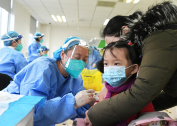 Tenaga medis menyuntikkan vaksin COVID-19 dosis kedua kepada seorang anak di sebuah lokasi vaksinasi di Distrik Haidian, Beijing, ibu kota China, pada 5 Desember 2021. (Xinhua/Ren Chao)