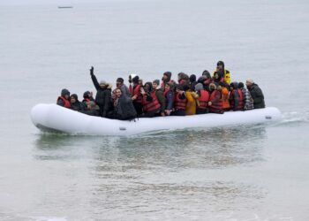 Para migran tiba di sebuah pantai di Dungeness, Inggris, pada 24 November 2021. (Xinhua/Steve Finn)