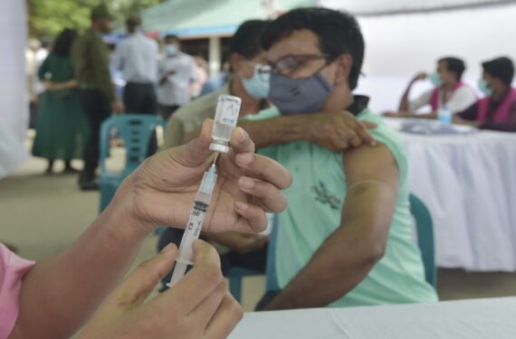 Seorang tenaga kesehatan menyiapkan dosis vaksin COVID-19 Sinopharm China di Dhaka, Bangladesh, pada 28 September 2021. (Xinhua)