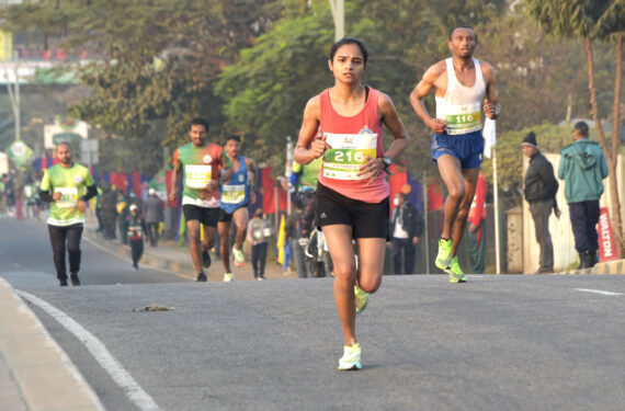 DHAKA, Para atlet bersaing dalam sebuah kompetisi maraton yang digelar untuk memperingati "Hari Kepulangan" Bapak Bangsa Bangladesh Bangabandhu Sheikh Mujibur Rahman di Dhaka, Bangladesh, pada 10 Januari 2022. (Xinhua)