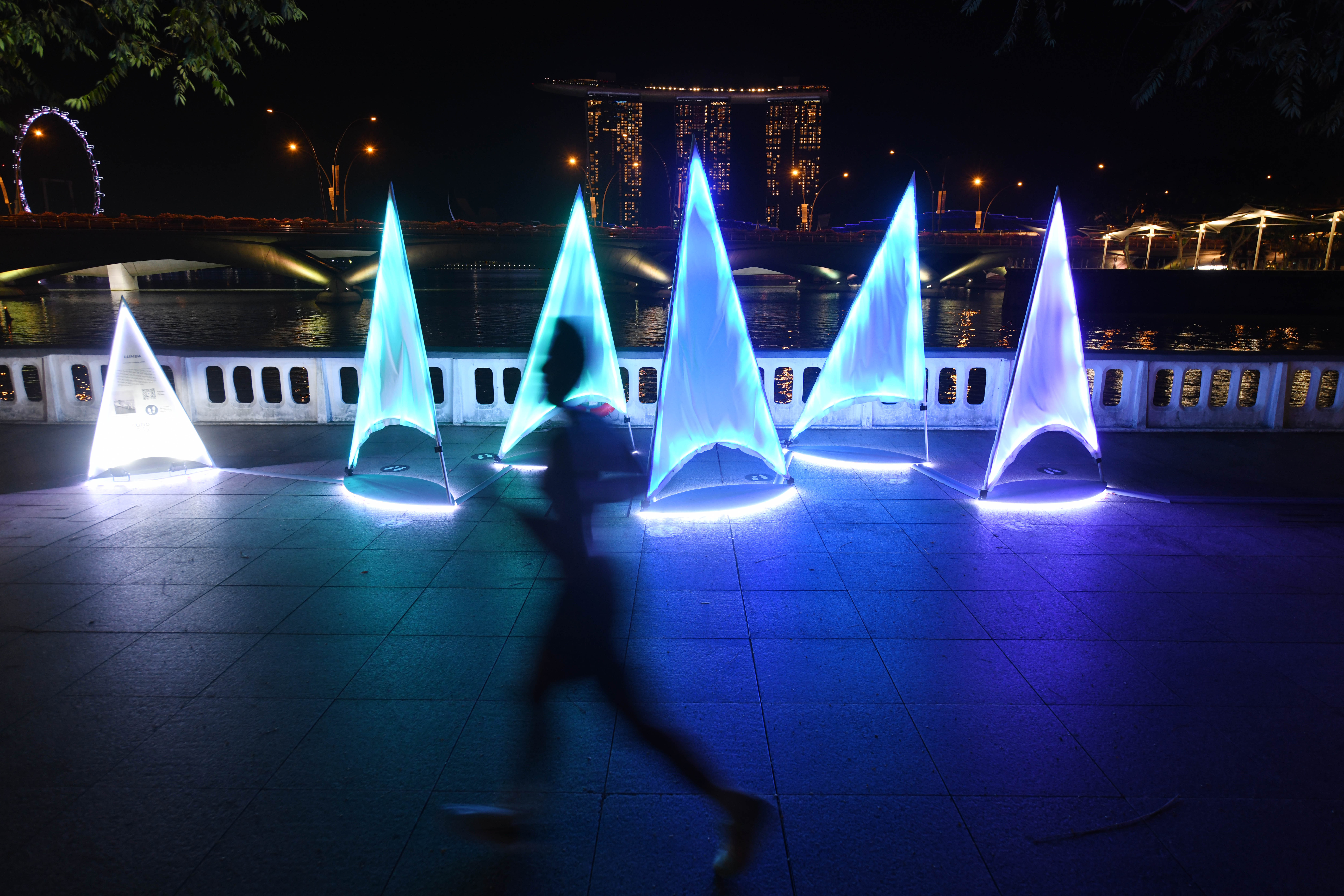 SINGAPURA, Foto yang diabadikan pada 11 Januari 2022 ini menunjukkan instalasi cahaya dalam pratinjau media untuk acara Light to Night Festival 2022 yang akan digelar di Singapura. Light to Night Festival akan berlangsung pada 14 Januari hingga 3 Februari di Singapura. (Xinhua/Then Chih Wey)