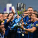MILAN, Para pemain Inter Milan melakukan selebrasi dengan trofi usai memenangkan pertandingan final Piala Super Italia antara Inter Milan melawan Juventus di Milan, Italia, pada 12 Januari 2022. (Xinhua/Str)