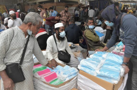 DHAKA, Para pedagang kaki lima yang menjual masker sibuk melayani pelanggan di tengah lonjakan baru infeksi COVID-19 di Dhaka, Bangladesh, pada 12 Januari 2022. Bangladesh pada Senin (10/1) melaporkan 2.231 kasus baru COVID-19, jumlah infeksi harian tertinggi sejak 10 September tahun lalu. (Xinhua)