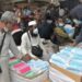 DHAKA, Para pedagang kaki lima yang menjual masker sibuk melayani pelanggan di tengah lonjakan baru infeksi COVID-19 di Dhaka, Bangladesh, pada 12 Januari 2022. Bangladesh pada Senin (10/1) melaporkan 2.231 kasus baru COVID-19, jumlah infeksi harian tertinggi sejak 10 September tahun lalu. (Xinhua)