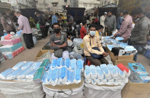DHAKA, Para pedagang kaki lima yang menjual masker terlihat di tengah lonjakan baru infeksi COVID-19 di Dhaka, Bangladesh, pada 12 Januari 2022. Bangladesh pada Senin (10/1) melaporkan 2.231 kasus baru COVID-19, jumlah infeksi harian tertinggi sejak 10 September tahun lalu. (Xinhua)