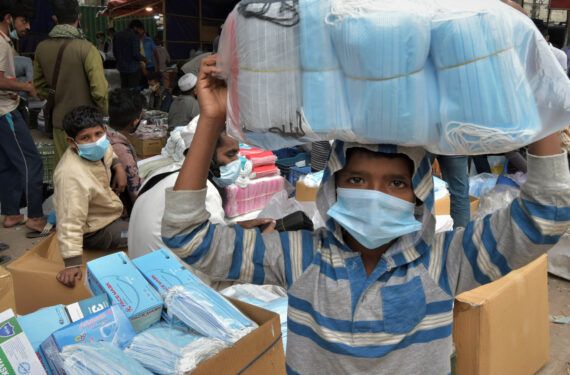 DHAKA, Seorang anak laki-laki membawa sekantong masker di sebuah kios pinggir jalan di tengah lonjakan baru infeksi COVID-19 di Dhaka, Bangladesh, pada 12 Januari 2022. Bangladesh pada Senin (10/1) melaporkan 2.231 kasus baru COVID-19, jumlah infeksi harian tertinggi sejak 10 September tahun lalu. (Xinhua)