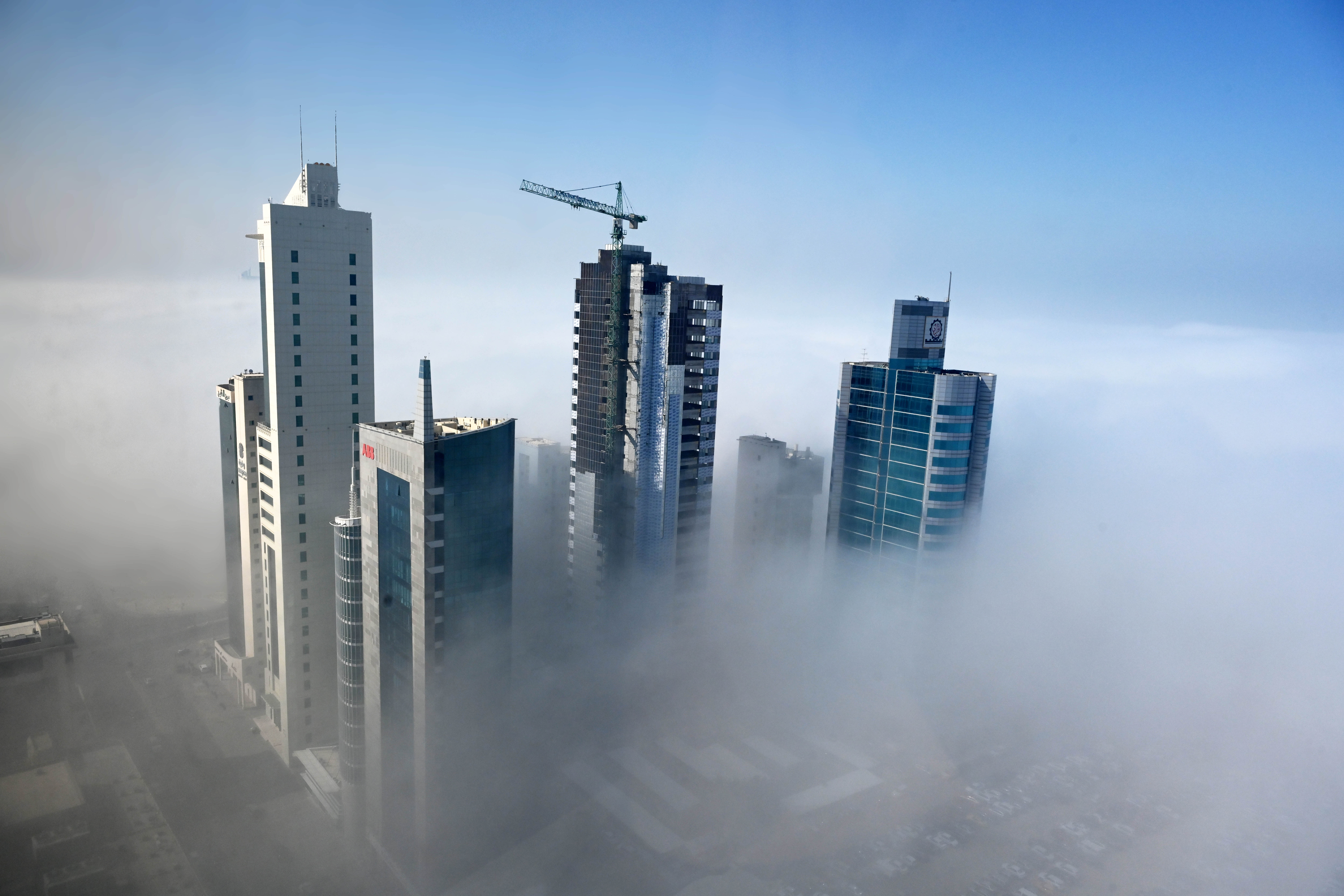 KUWAIT CITY, Foto yang diabadikan pada 12 Januari 2022 ini menunjukkan bangunan yang diselubungi kabut di Kuwait City, Kuwait. (Xinhua/Asad)