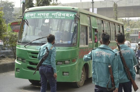 DHAKA, Aparat penegak hukum meminta penumpang bus agar mengenakan masker saat digelarnya pengadilan keliling di sebuah jalan di Dhaka, Bangladesh, pada 13 Januari 2022. Pemerintah Bangladesh menggelar pengadilan keliling untuk memastikan warga mengenakan masker di luar ruangan guna membendung penyebaran pandemi COVID-19. (Xinhua)