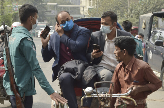 DHAKA, Aparat penegak hukum meminta warga agar mengenakan masker saat digelarnya pengadilan keliling di sebuah jalan di Dhaka, Bangladesh, pada 13 Januari 2022. Pemerintah Bangladesh menggelar pengadilan keliling untuk memastikan warga mengenakan masker di luar ruangan guna membendung penyebaran pandemi COVID-19. (Xinhua)