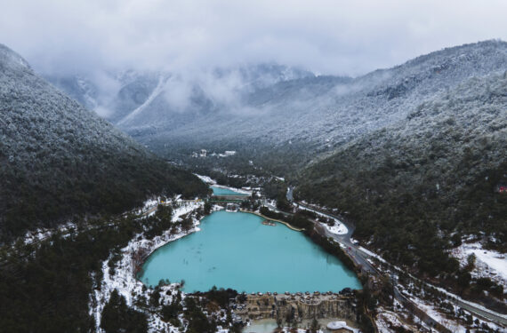 LIJIANG, Foto dari udara yang diabadikan pada 13 Januari 2022 ini menunjukkan pemandangan musim dingin Lembah Lanyue (Bulan Biru) di Lijiang, Provinsi Yunnan, China barat daya. (Xinhua/Wang Guansen)