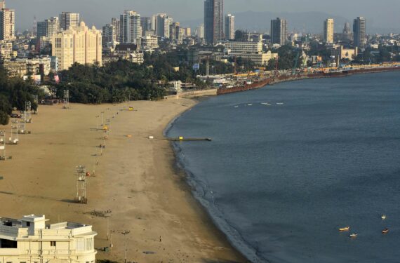 MUMBAI, Sebuah pantai masih ditutup menyusul meningkatnya kasus COVID-19 di Mumbai, India, pada 10 Januari 2022. (Xinhua/Str)