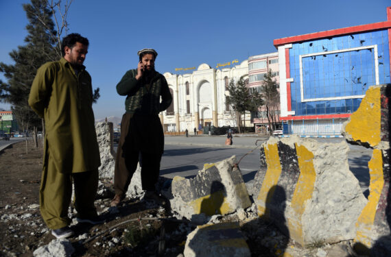 KABUL, Warga setempat berdiri di lokasi ledakan di Kabul, Afghanistan, pada 13 Januari 2022. Sebuah ledakan pada Kamis (13/1) mengguncang Distrik Polisi 4 di Kabul, Afghanistan, dan tidak menimbulkan korban jiwa, kata pejabat polisi Mawlawi Saad. (Xinhua/Aria)