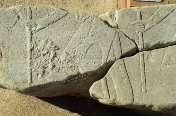 LUXOR, Foto tak bertanggal ini menunjukkan balok-balok batu berelief yang ditemukan melalui penggalian dari Kuil Kamar Mayat Amenhotep III di Luxor, Mesir. Sisa-sisa batu raksasa dari dua patung kerajaan kuno serta tembok dan pilar warna-warni ditemukan melalui penggalian di Luxor, kota yang kaya akan monumen, di Mesir, ungkap Kementerian Pariwisata dan Kepurbakalaan Mesir dalam sebuah pernyataan pada Kamis (13/1). (Xinhua/Kementerian Pariwisata dan Kepurbakalaan Mesir)