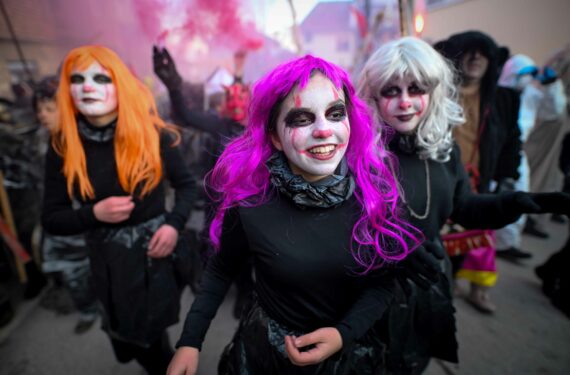 VEVCANI, Orang-orang yang memakai kostum mengikuti perayaan karnaval di Desa Vevcani, Makedonia Utara, pada 13 Januari 2022. (Xinhua/Tomislav Georgiev)