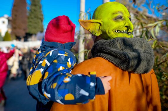 VEVCANI, Orang-orang yang memakai topeng mengikuti perayaan karnaval di Desa Vevcani, Makedonia Utara, pada 13 Januari 2022. (Xinhua/Tomislav Georgiev)