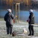 KARLOVAC, Sejumlah orang berjalan-jalan bersama anjing peliharaannya di tanggul Sungai Korana di Karlovac, Kroasia, pada 13 Januari 2022. (Xinhua/Kristina Stedul Fabac)