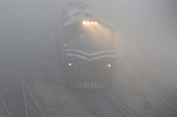 LAHORE, Sebuah kereta melaju di tengah kabut tebal di Lahore, Pakistan, pada 13 Januari 2022. (Xinhua/Sajjad)