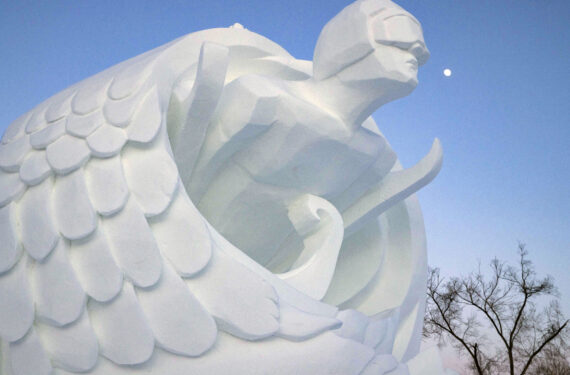 HARBIN, Foto yang diabadikan pada 14 Januari 2022 ini menunjukkan sebuah pahatan salju dalam Kompetisi Pahatan Salju Harbin ke-28 di Pameran Seni Pahatan Salju Internasional Sun Island di Harbin, Provinsi Heilongjiang, China timur laut. Kompetisi Pahatan Salju Harbin ke-28 berakhir pada Jumat (14/1). Hampir 60 kontestan dari 19 tim yang berasal dari seluruh China berpartisipasi dalam kompetisi tersebut. (Xinhua/Zhang Tao)
