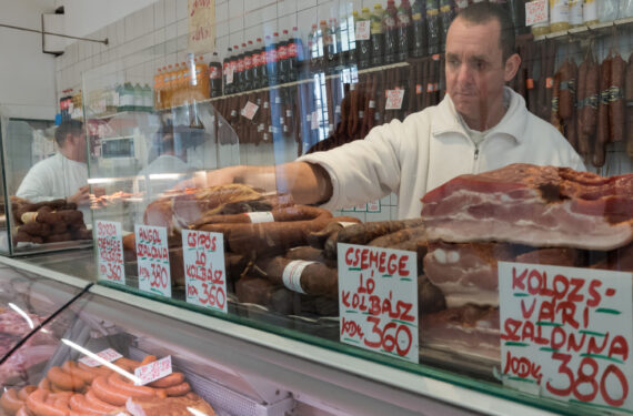 BUDAPEST, Seorang pegawai bekerja di sebuah toko daging di Budapest, Hongaria, pada 14 Januari 2022. Tingkat rata-rata inflasi tahunan di Hongaria mencapai 5,1 persen pada Desember 2021, memecahkan rekor yang bertahan selama 14 tahun, papar Kantor Pusat Statistik (Központi Statisztikai Hivatal/KSH) Hongaria pada Jumat (14/1). (Xinhua/Attila Volgyi)