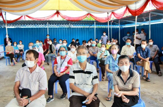 PHNOM PENH, Orang-orang menunggu giliran untuk menerima dosis keempat vaksin COVID-19 di sebuah lokasi vaksinasi di Phnom Penh, Kamboja, pada 14 Januari 2022. Kamboja pada Jumat (14/1) mulai memberikan dosis keempat vaksin COVID-19 kepada kelompok prioritas di Phnom Penh, ibu kota negara itu, seiring menyebarnya varian Omicron di masyarakat. (Xinhua/Phearum)