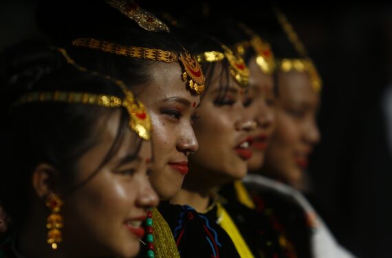 KATHMANDU, Para wanita dalam balutan pakaian tradisional merayakan Festival Maghe Sankranti di Kathmandu, Nepal, pada 15 Januari 2022. (Xinhua/Sulav Shrestha)