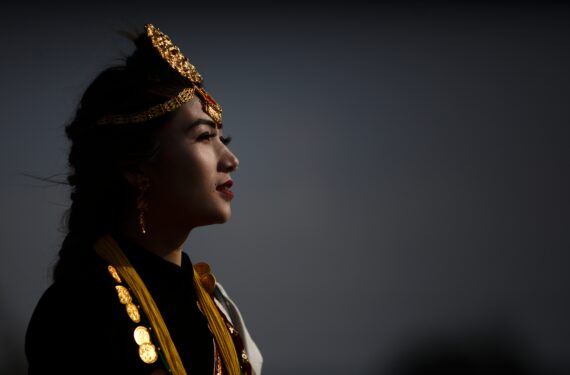 KATHMANDU, Seorang wanita dalam balutan pakaian tradisional merayakan Festival Maghe Sankranti di Kathmandu, Nepal, pada 15 Januari 2022. (Xinhua/Sulav Shrestha)