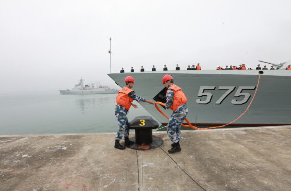 GUANGZHOU, Para tentara melepaskan tali penambat kapal fregat misil Yueyang di sebuah pelabuhan militer di Kota Zhanjiang, Provinsi Guangdong, China selatan, pada 15 Januari 2022. Armada Angkatan Laut (AL) Tentara Pembebasan Rakyat (People's Liberation Army/PLA) China ke-40 bertolak dari pelabuhan militer di Kota Zhanjiang pada Sabtu (15/1) untuk melaksanakan misi pengawalan di Teluk Aden dan perairan Somalia. (Xinhua/Jiang Xiaowei)