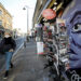 LONDON, Seorang wanita yang mengenakan masker berjalan melewati grafiti di Brick Lane di London, Inggris, pada 15 Januari 2022. Di London timur, Brick Lane populer dengan seni jalanannya. (Xinhua/Li Ying)