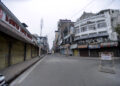 JAMMU, Sebuah area pasar terlihat ditutup selama pemberlakuan karantina wilayah (lockdown) pada akhir pekan di Jammu, ibu kota musim dingin Kashmir yang dikuasai India, pada 16 Januari 2022. (Xinhua/Str)