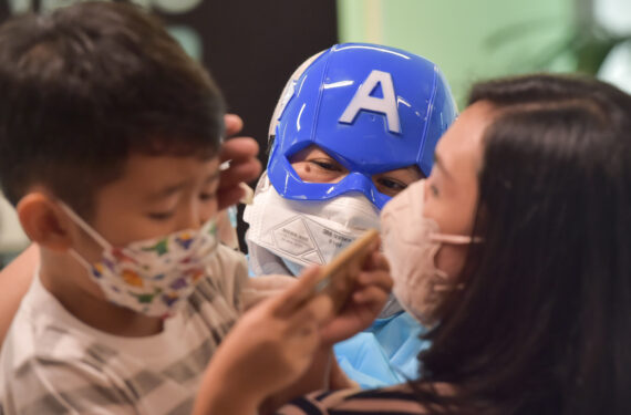 JAKARTA, Tenaga kesehatan menyuntik seorang anak dengan satu dosis vaksin COVID-19 di Jakarta pada 16 Januari 2022. (Xinhua/Veri Sanovri)