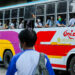 QUEZON CITY, Orang-orang yang mengenakan masker menaiki bus di Quezon City, Filipina, pada 17 Januari 2022. Filipina melaporkan 37.070 kasus terkonfirmasi baru COVID-19 pada Senin (17/1), menambah total infeksi di negara Asia Tenggara itu menjadi 3.242.374. (Xinhua/Rouelle Umali)