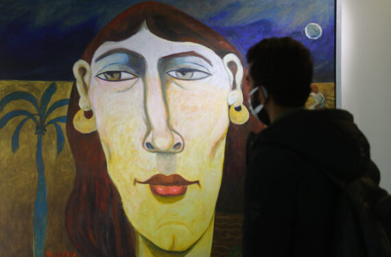 KAIRO, Seorang pengunjung mengamati lukisan di sebuah pameran seni dalam ajang Forum Seni Dunia pertama Mesir di Kairo, Mesir, pada 16 Januari 2022. (Xinhua/Sui Xiankai)