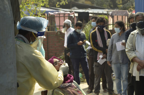 DHAKA, Orang-orang mengantre untuk menjalani tes COVID-19 di sebuah rumah sakit di Dhaka, ibu kota Bangladesh, pada 16 Januari 2022. Dengan peningkatan kembali kasus COVID-19, fasilitas-fasilitas pengujian swasta dan publik di Dhaka, ibu kota Bangladesh, saat ini mencatatkan lonjakan jumlah pasien yang belum pernah terjadi sebelumnya. Bangladesh melaporkan 5.222 kasus baru COVID-19 dan tambahan delapan kematian pada Minggu (16/1), membuat jumlah kasus terkonfirmasi COVID-19 di negara itu menjadi 1.617.711 dan total kematian menjadi 28.144, kata Direktorat Jenderal Layanan Kesehatan (Directorate General of Health Services/DGHS) Bangladesh. (Xinhua)