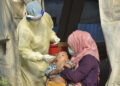 DHAKA, Tenaga kesehatan mengambil sampel usap hidung (nasal swab) dari seorang bayi untuk tes COVID-19 di sebuah rumah sakit di Dhaka, ibu kota Bangladesh, pada 16 Januari 2022. Dengan peningkatan kembali kasus COVID-19, fasilitas-fasilitas pengujian swasta dan publik di Dhaka, ibu kota Bangladesh, saat ini mencatatkan lonjakan jumlah pasien yang belum pernah terjadi sebelumnya. Bangladesh melaporkan 5.222 kasus baru COVID-19 dan tambahan delapan kematian pada Minggu (16/1), membuat jumlah kasus terkonfirmasi COVID-19 di negara itu menjadi 1.617.711 dan total kematian menjadi 28.144, kata Direktorat Jenderal Layanan Kesehatan (Directorate General of Health Services/DGHS) Bangladesh. (Xinhua)