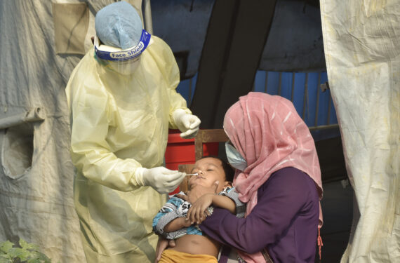 DHAKA, Tenaga kesehatan mengambil sampel usap hidung (nasal swab) dari seorang bayi untuk tes COVID-19 di sebuah rumah sakit di Dhaka, ibu kota Bangladesh, pada 16 Januari 2022. Dengan peningkatan kembali kasus COVID-19, fasilitas-fasilitas pengujian swasta dan publik di Dhaka, ibu kota Bangladesh, saat ini mencatatkan lonjakan jumlah pasien yang belum pernah terjadi sebelumnya. Bangladesh melaporkan 5.222 kasus baru COVID-19 dan tambahan delapan kematian pada Minggu (16/1), membuat jumlah kasus terkonfirmasi COVID-19 di negara itu menjadi 1.617.711 dan total kematian menjadi 28.144, kata Direktorat Jenderal Layanan Kesehatan (Directorate General of Health Services/DGHS) Bangladesh. (Xinhua)